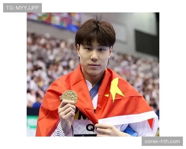 覃海洋训练完直接啃鸡腿？这自律和放纵切换也太真实了